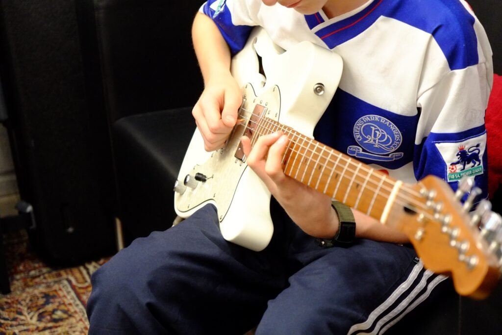 dscf6135AzGMnypvl1I5ePj5 Guitar Academy